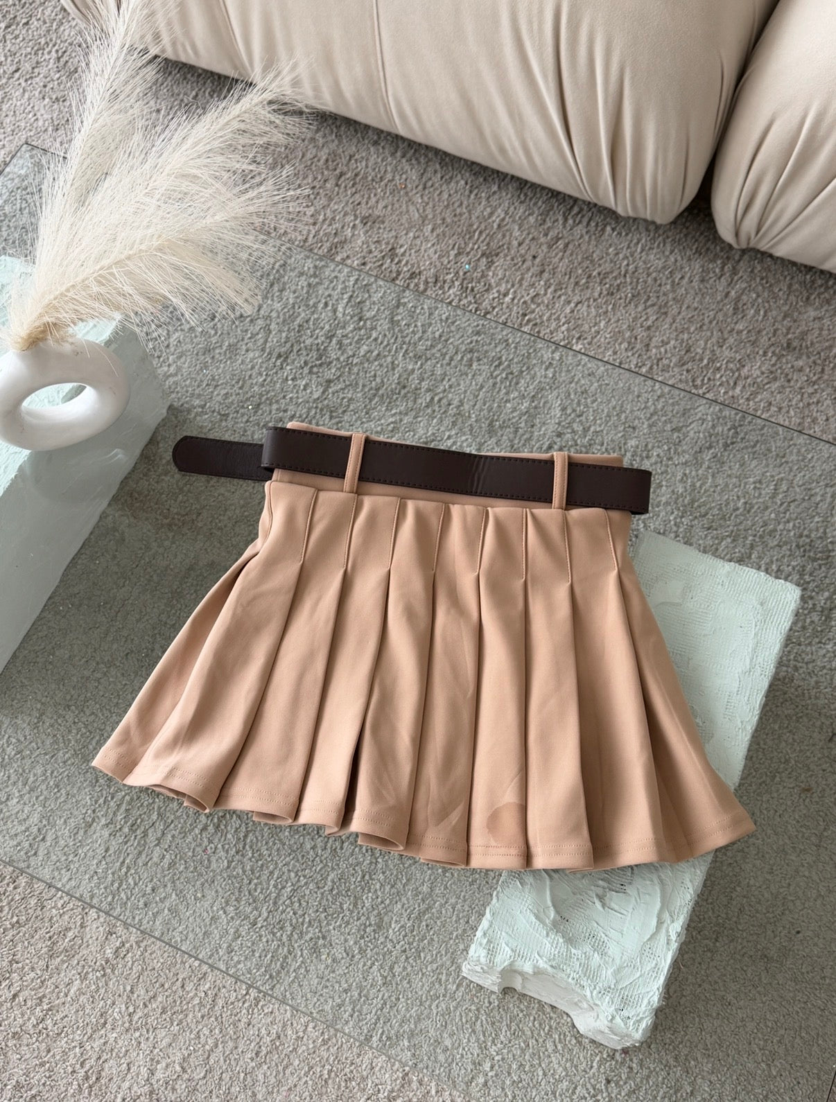 FALDA SHORT EN TELA SUAVE DE PRENSES CAQUI CON CINTURON