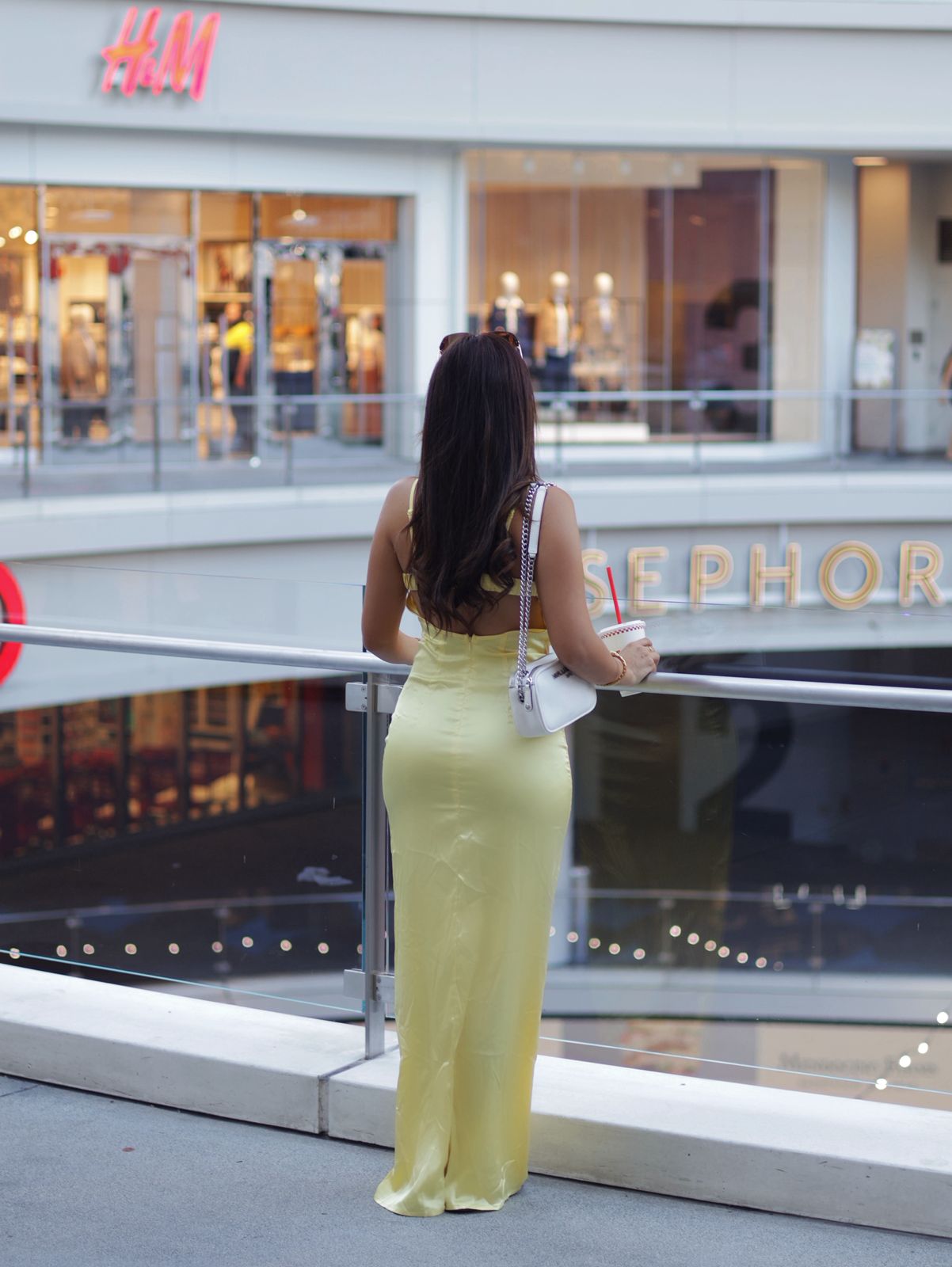 VESTIDO SATINADO LARGO ESCOTE ESPALDA AMARILLO