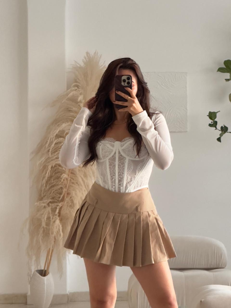 FALDA SHORT CAFÉ PRENSES CON CORREA