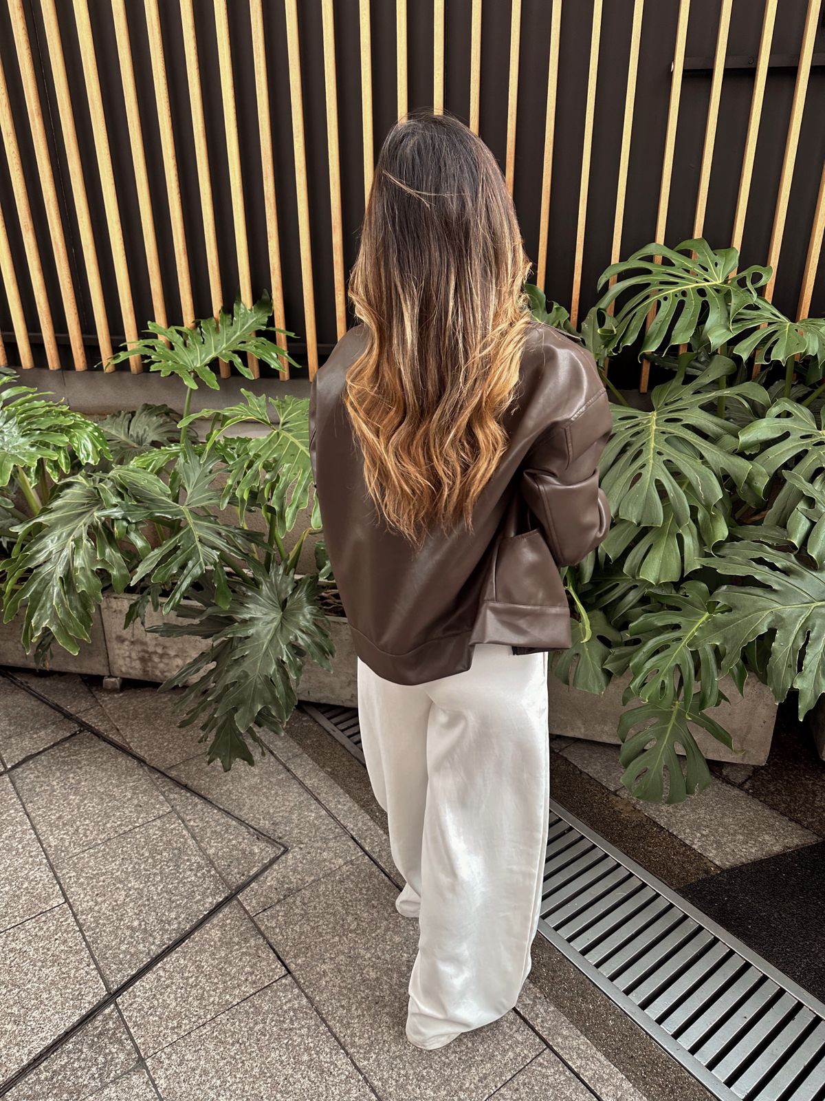 CHAQUETA EFECTO CUERO LARGA CAFÉ
