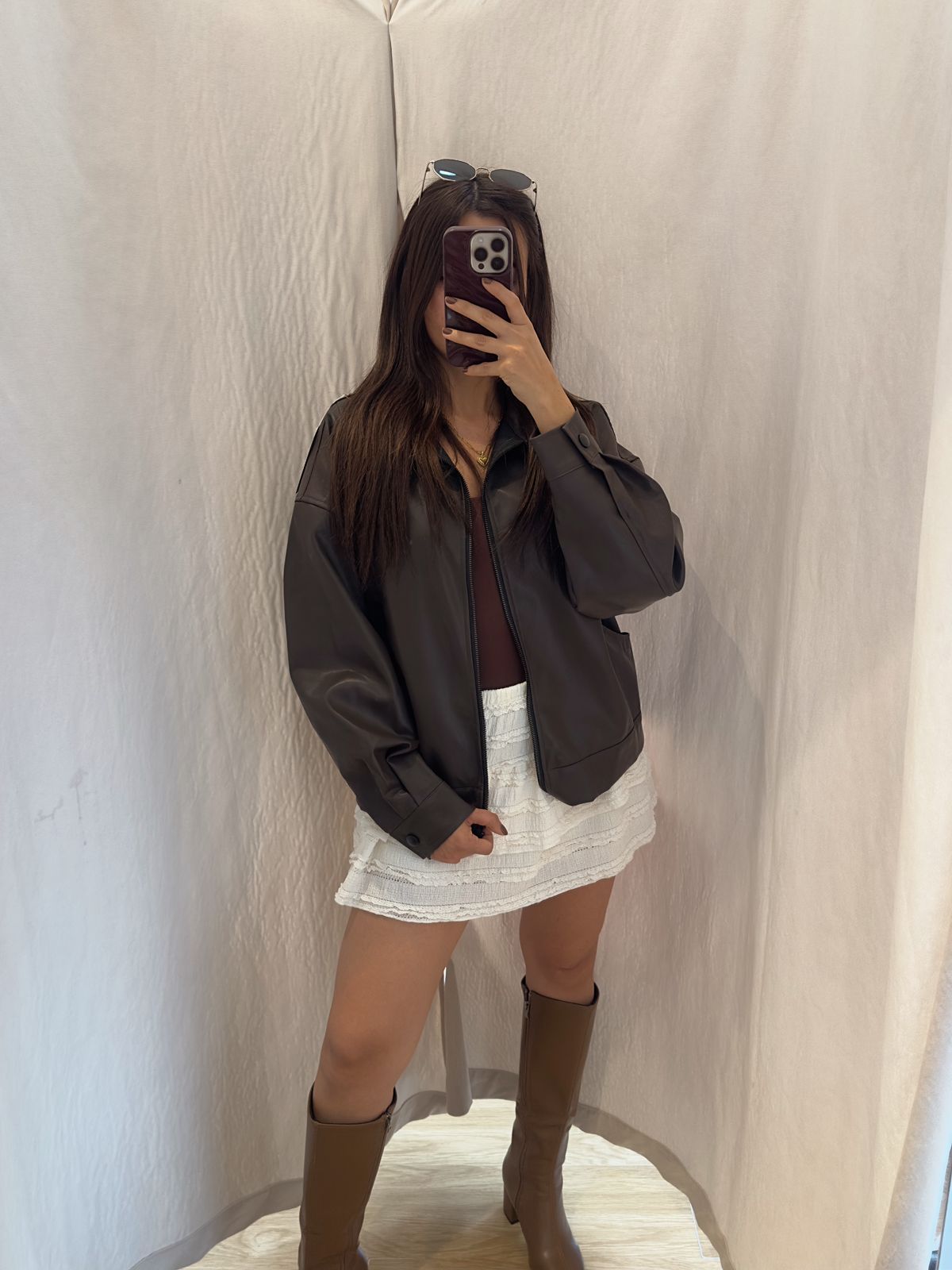 CHAQUETA EFECTO CUERO LARGA CAFÉ