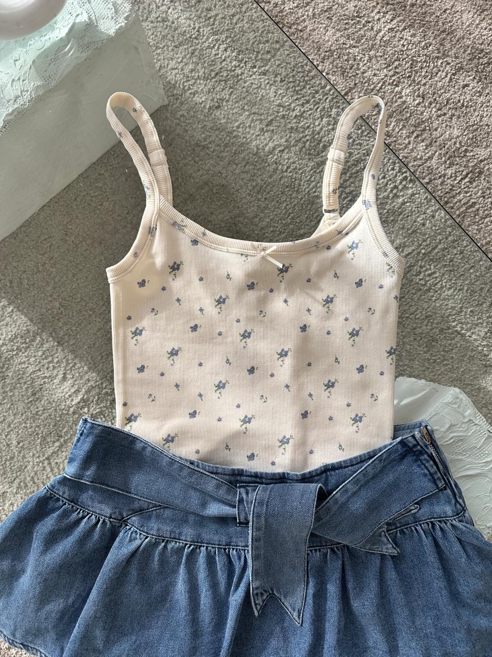 TOP BÁSICO RIB SUAVE FLORECITAS AZULES