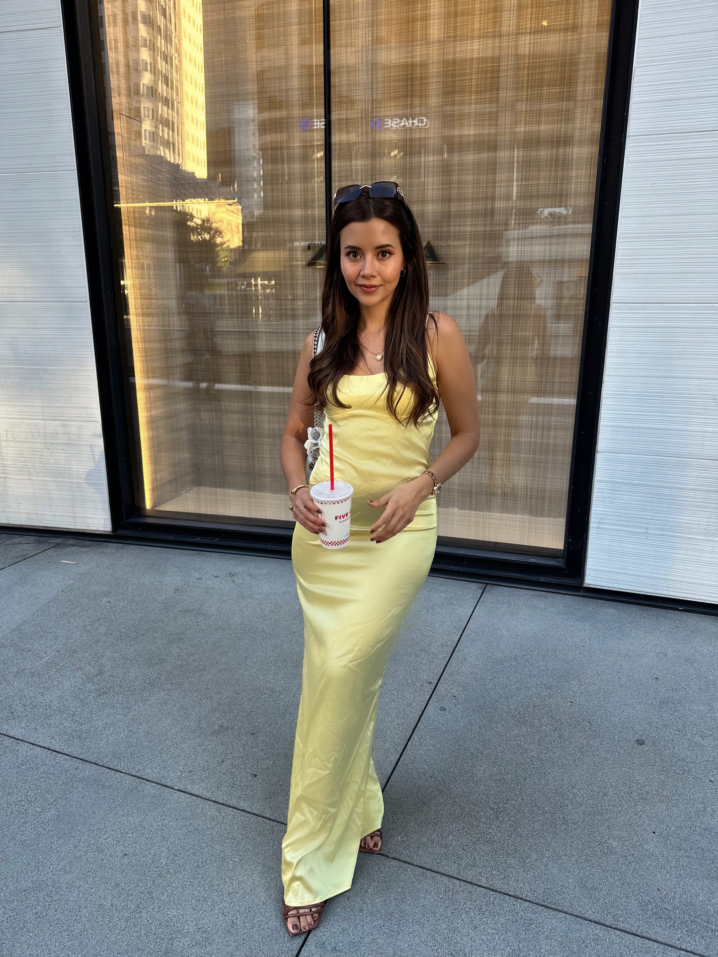 VESTIDO SATINADO LARGO ESCOTE ESPALDA AMARILLO