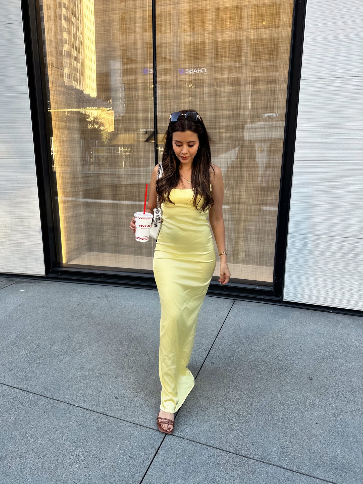 VESTIDO SATINADO LARGO ESCOTE ESPALDA AMARILLO