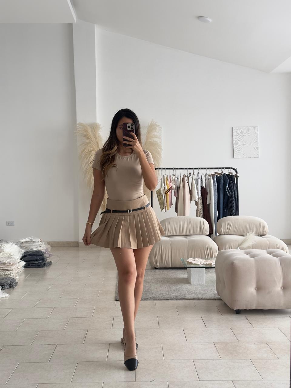 FALDA SHORT CAFÉ PRENSES CON CORREA