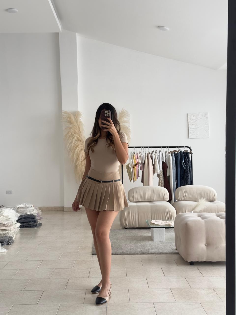 FALDA SHORT CAFÉ PRENSES CON CORREA