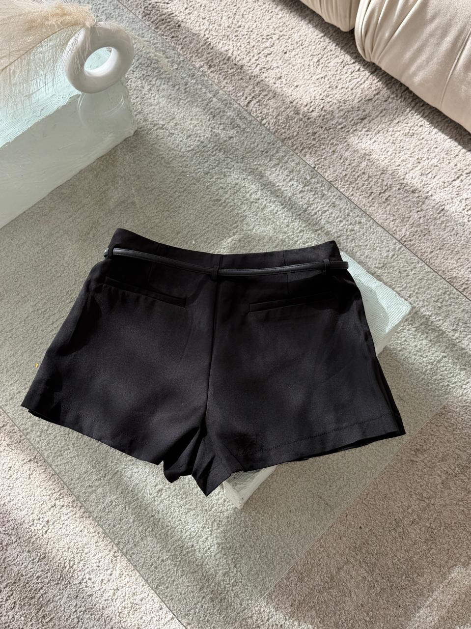 FALDA SHORT NEGRA CON CORREA NEGRA