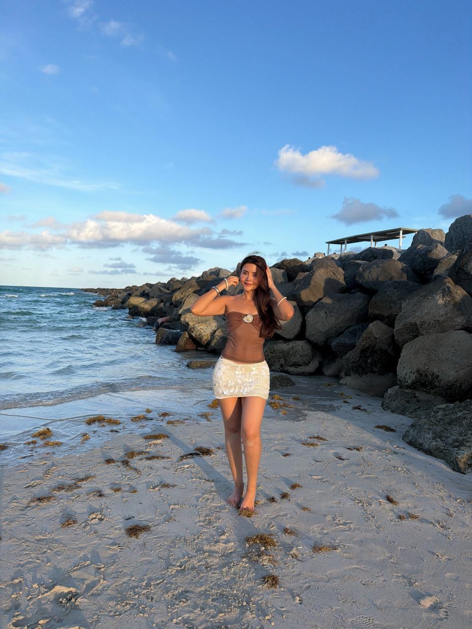 TOP CAFÉ STRAPLESS CON APLIQUE DORADO
