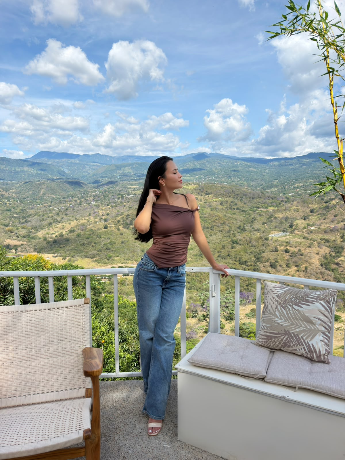 BLUSA UN HOMBRO MOCHA APLIQUE DORADO