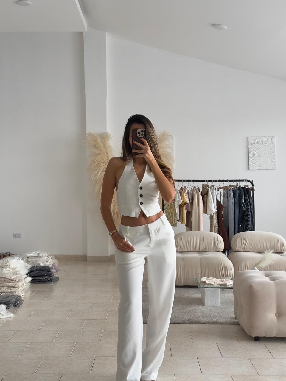 SET CHALECO HALTER Y PANTALON BLANCO