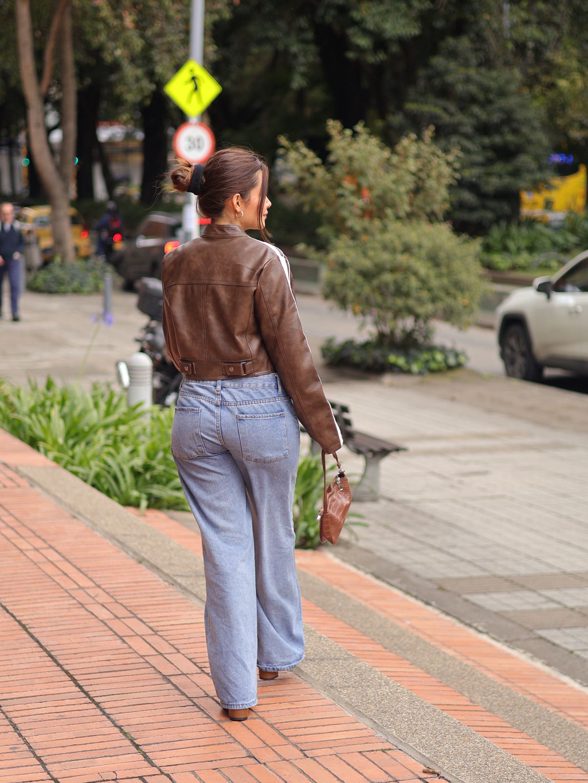 CHAQUETA CORTA EFECTO MARRON BORDES BLANCOS