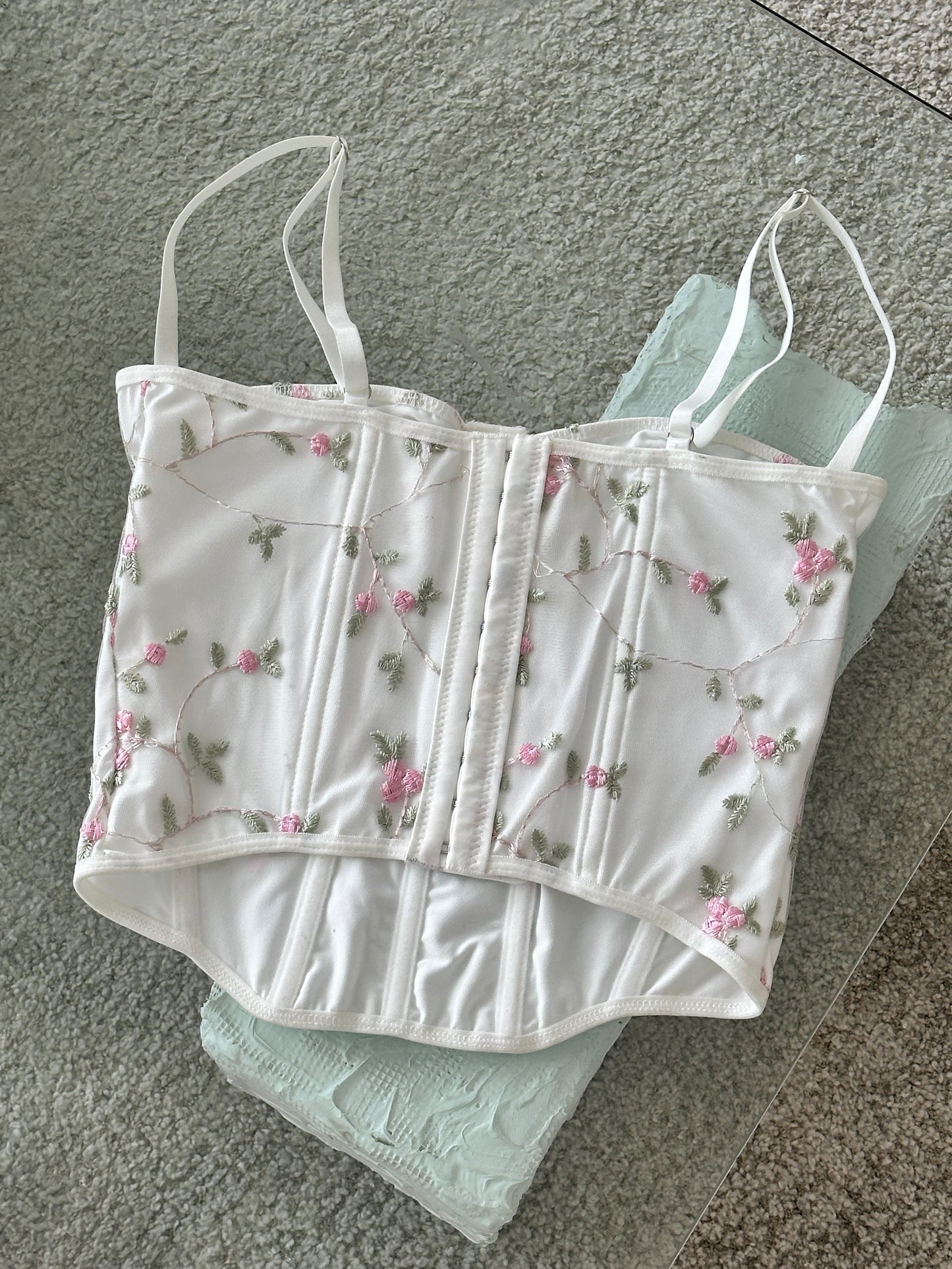 CORSET BLANCO COPAS BORDADO FLORES