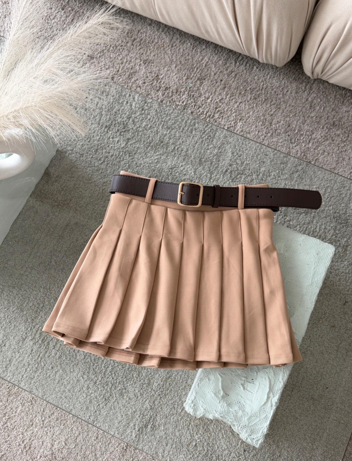 FALDA SHORT EN TELA SUAVE DE PRENSES CAQUI CON CINTURON
