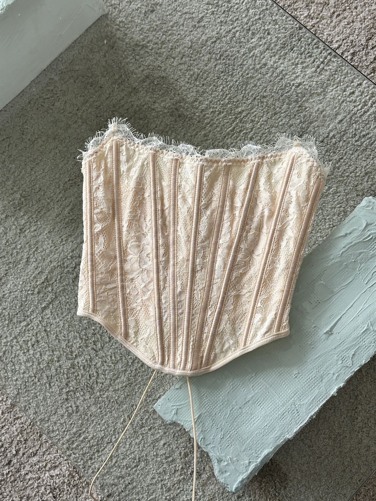 CORSET BEIGE STRAPLESS ENCAJE