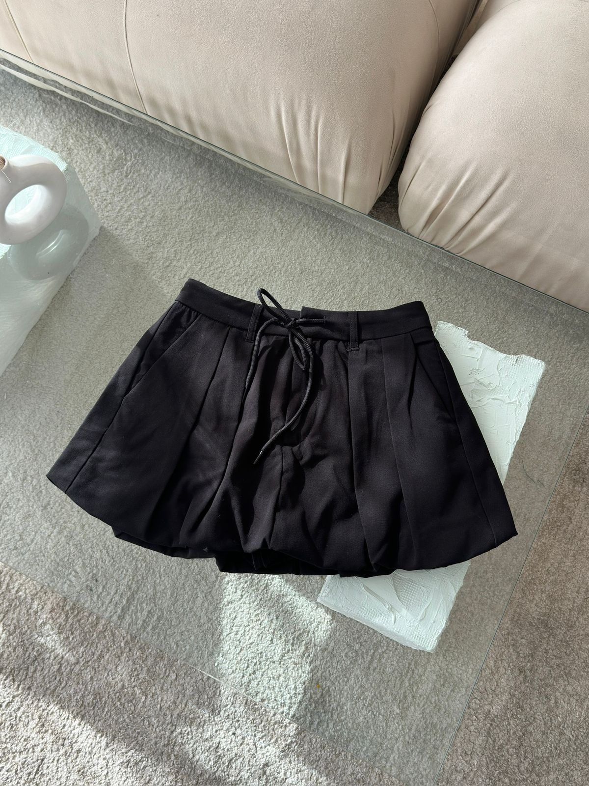 FALDA SHORT GLOBO EN TELA NEGRA