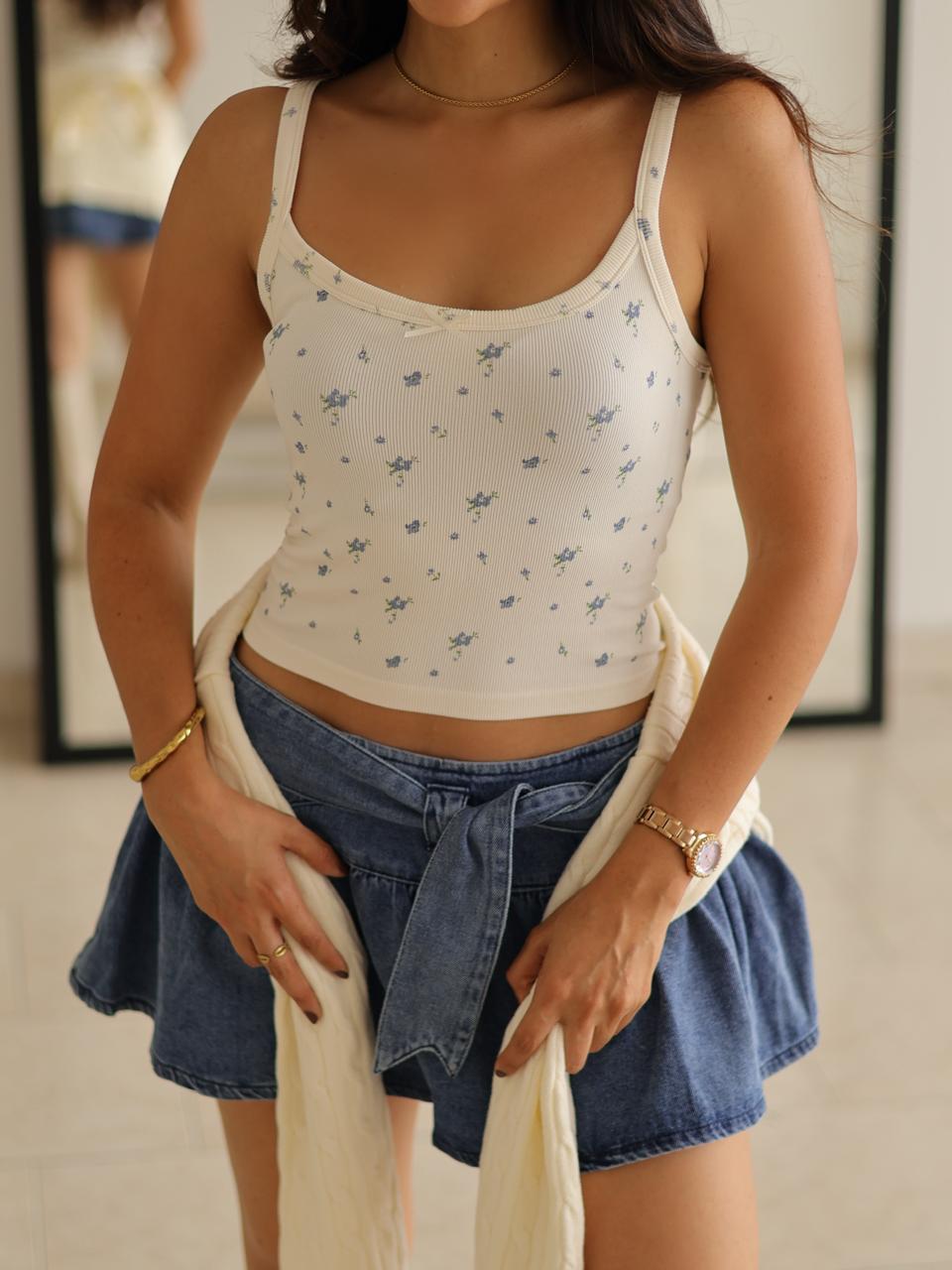 TOP BÁSICO RIB SUAVE FLORECITAS AZULES