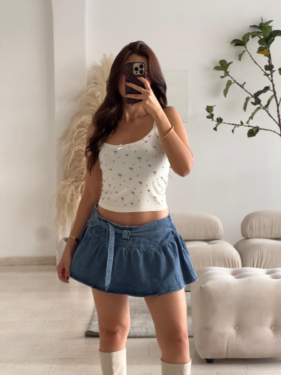 TOP BÁSICO RIB SUAVE FLORECITAS AZULES