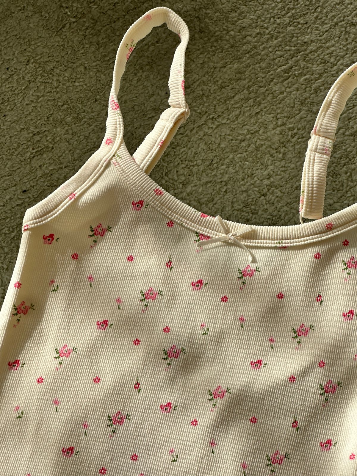 TOP BÁSICO RIB SUAVE FLORECITAS ROSAS