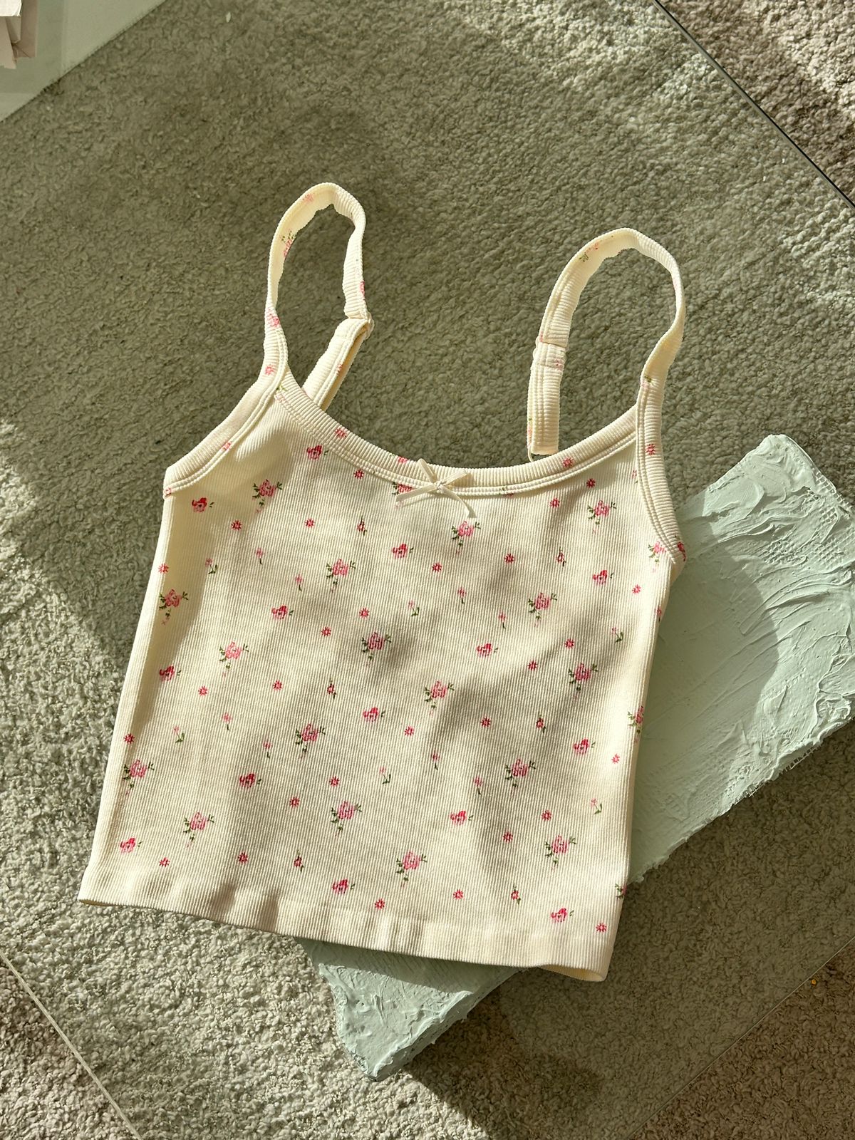 TOP BÁSICO RIB SUAVE FLORECITAS ROSAS