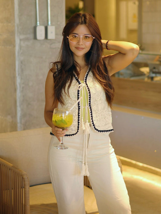 CHALECO BORDADO CON BORDES NEGROS