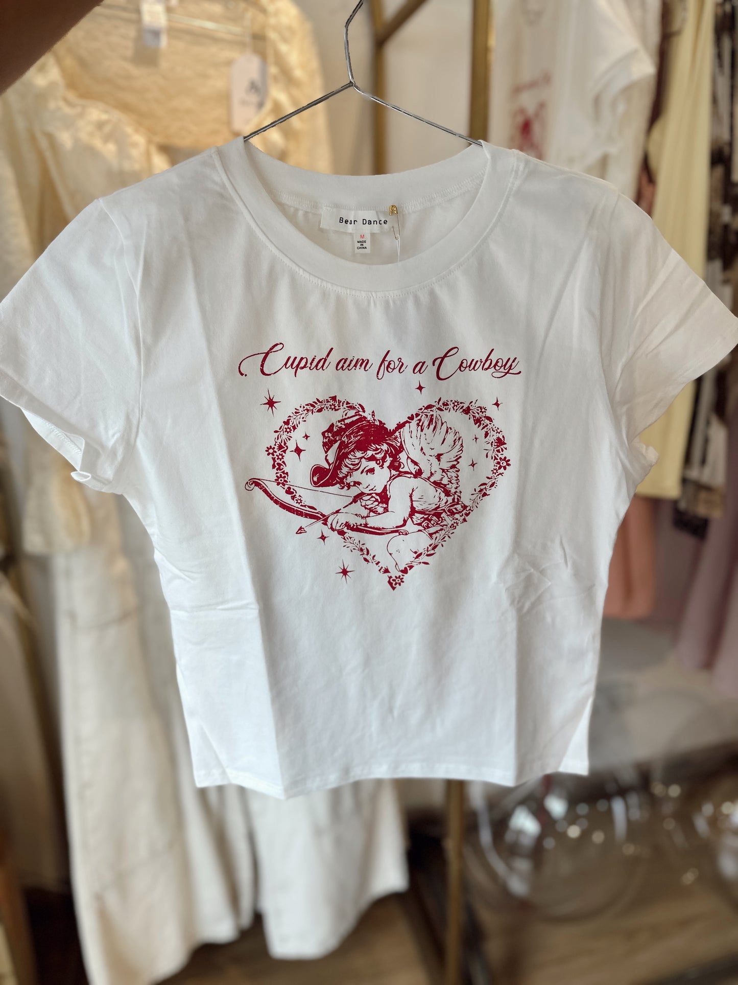 CAMISETA BLANCA CUPIDO LETRAS ROJAS