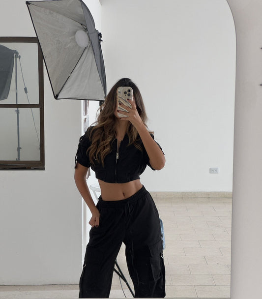 SET CHAQUETA CROP Y PANTALON CARGO NEGRO