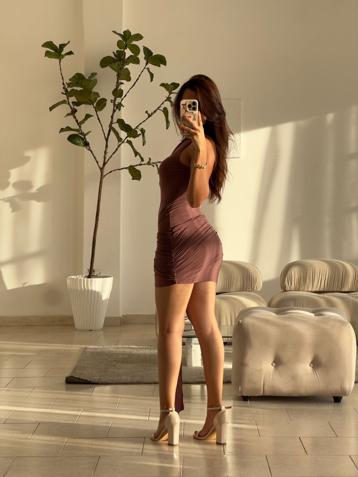 VESTIDO CORTO MOCHA APLIQUE PIERNA