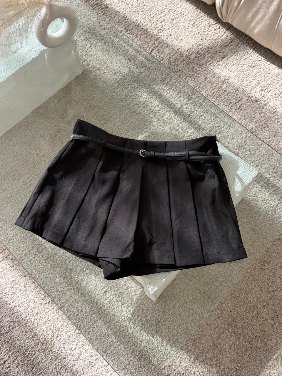 FALDA SHORT NEGRA CON CORREA NEGRA