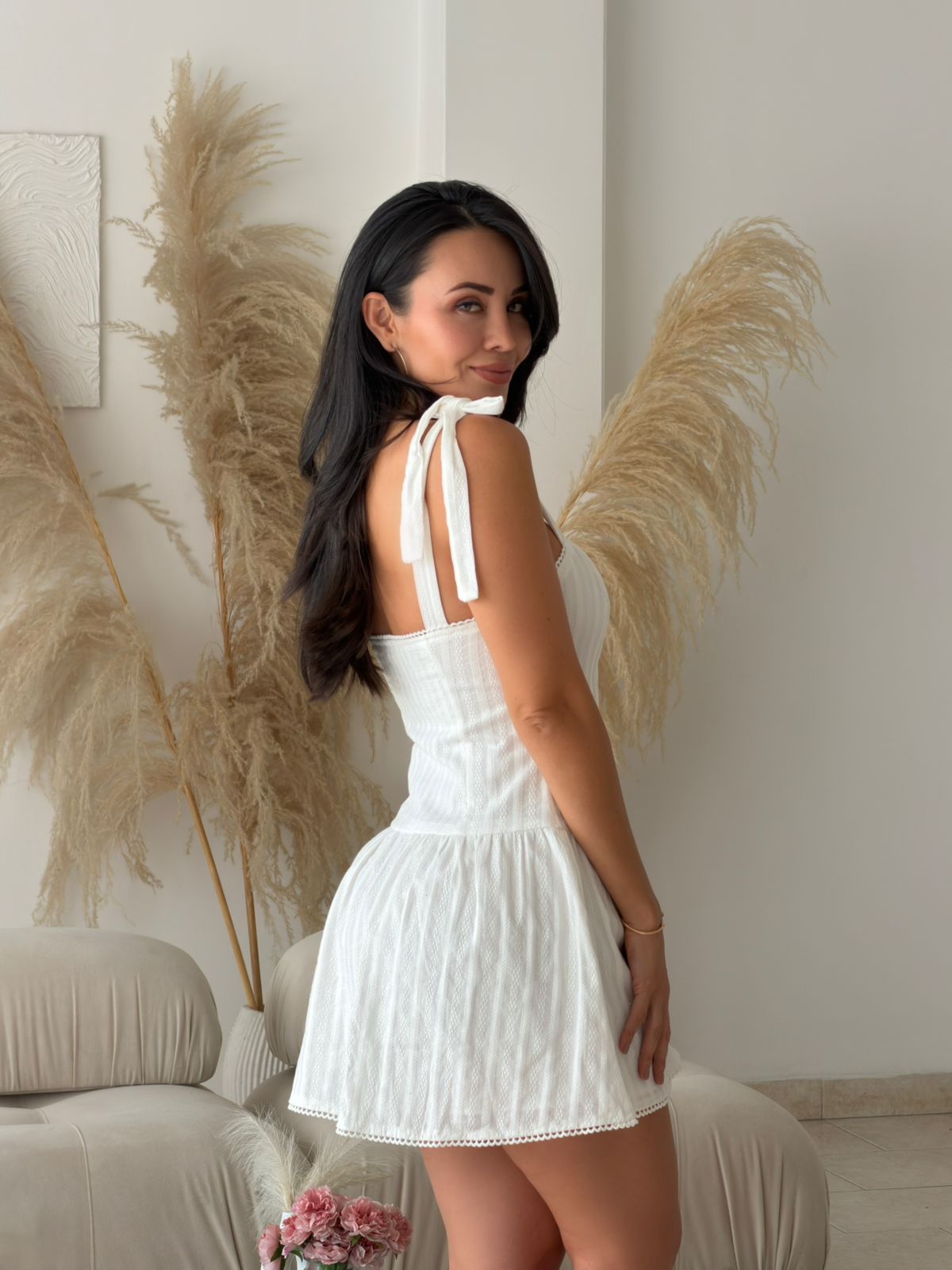 VESTIDO CORTO BLANCO CON BOTONES TIRAS DE AMARRAR