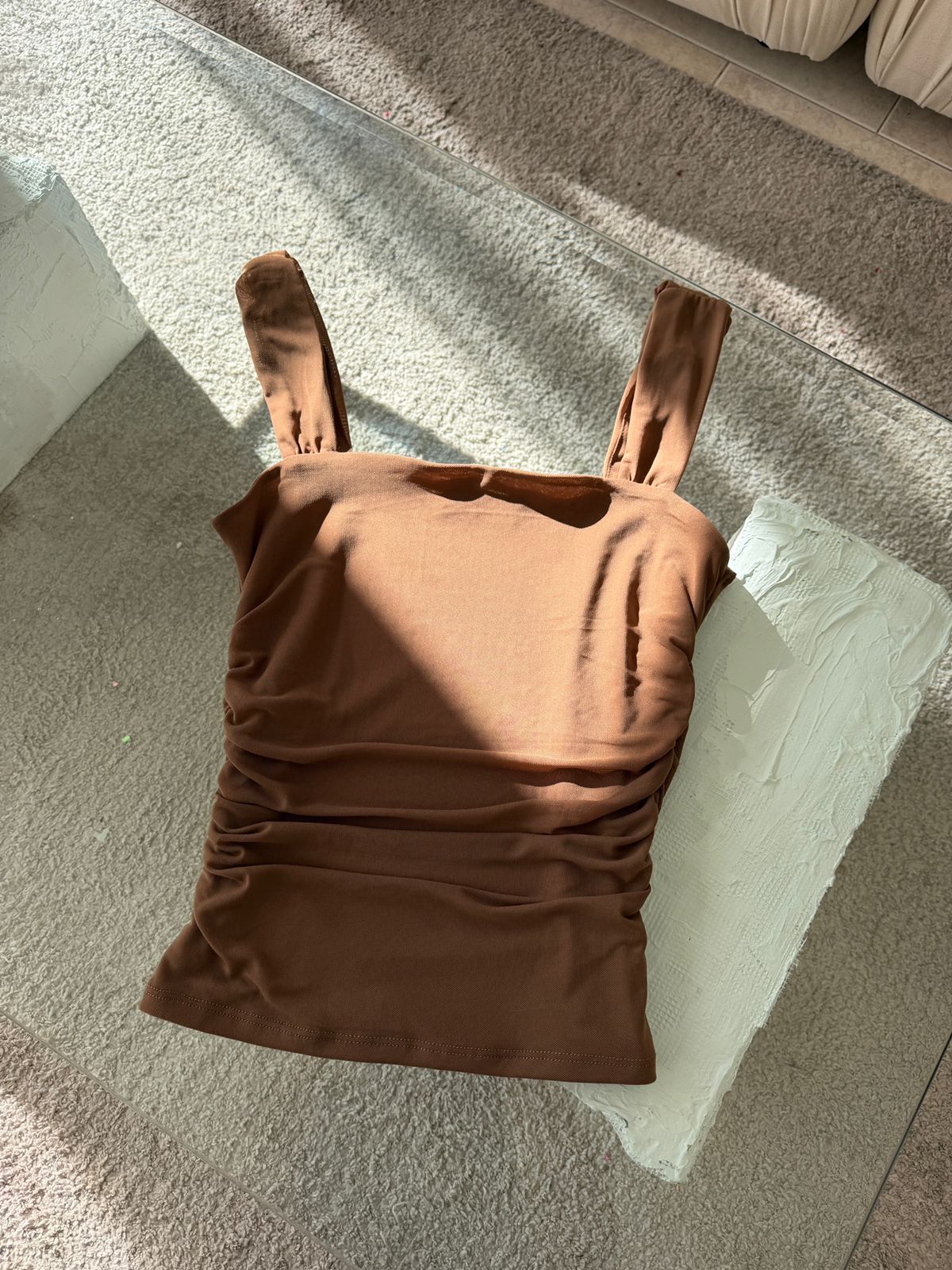 BLUSA EN MALLA CON MANGUITAS ESCOTE RECTO MOCHA