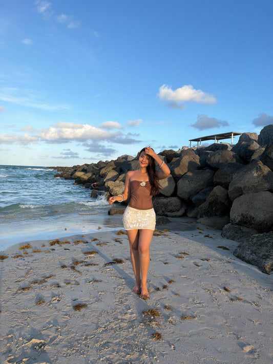TOP CAFÉ STRAPLESS CON APLIQUE DORADO