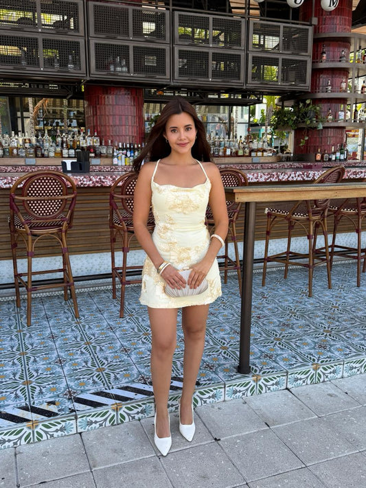VESTIDO AMARILLO AMARRE ESPALDA BRILLO CUELLO RECTO