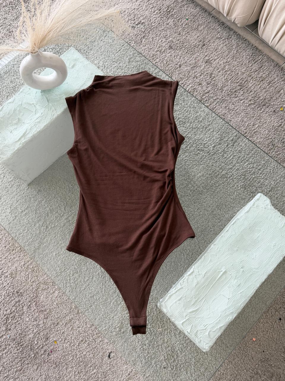 BODY CUELLO ALTO MOCHA EN TELA DOBLE