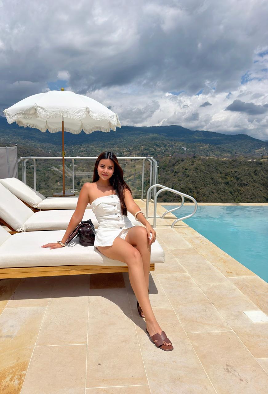 ENTERIZO STRAPLESS BLANCO BOTONES TIPO CHALECO