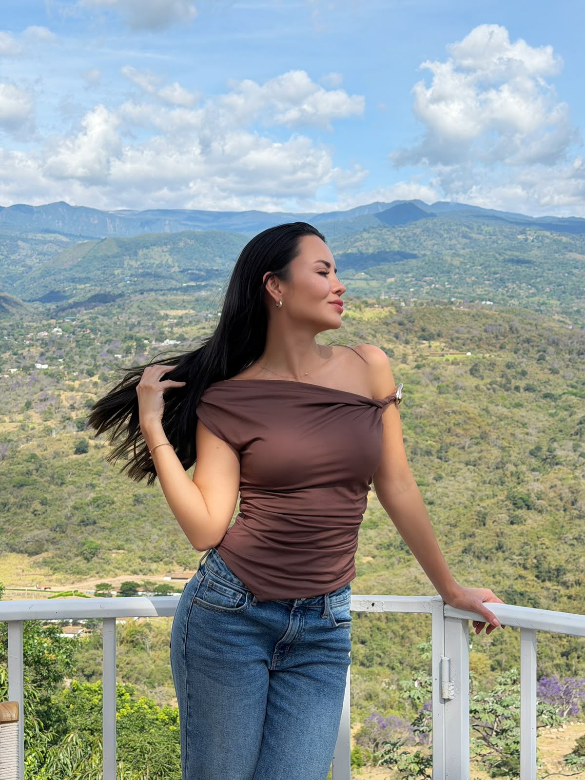 BLUSA UN HOMBRO MOCHA APLIQUE DORADO