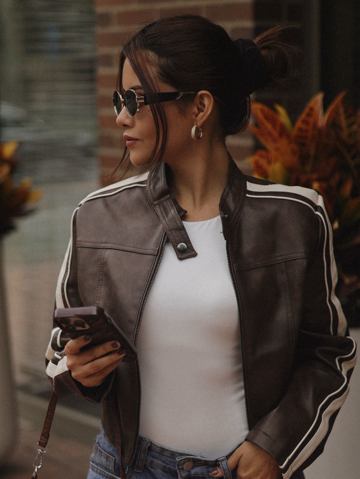 CHAQUETA CORTA EFECTO MARRON BORDES BLANCOS