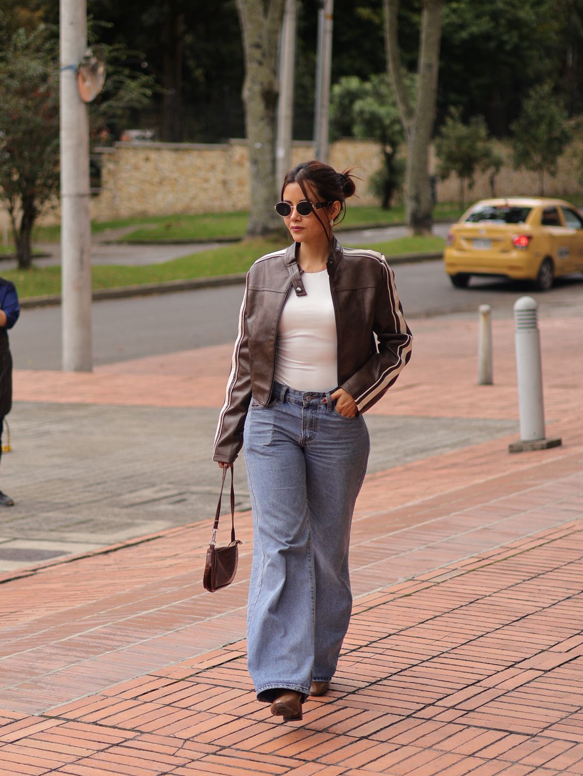 CHAQUETA CORTA EFECTO MARRON BORDES BLANCOS