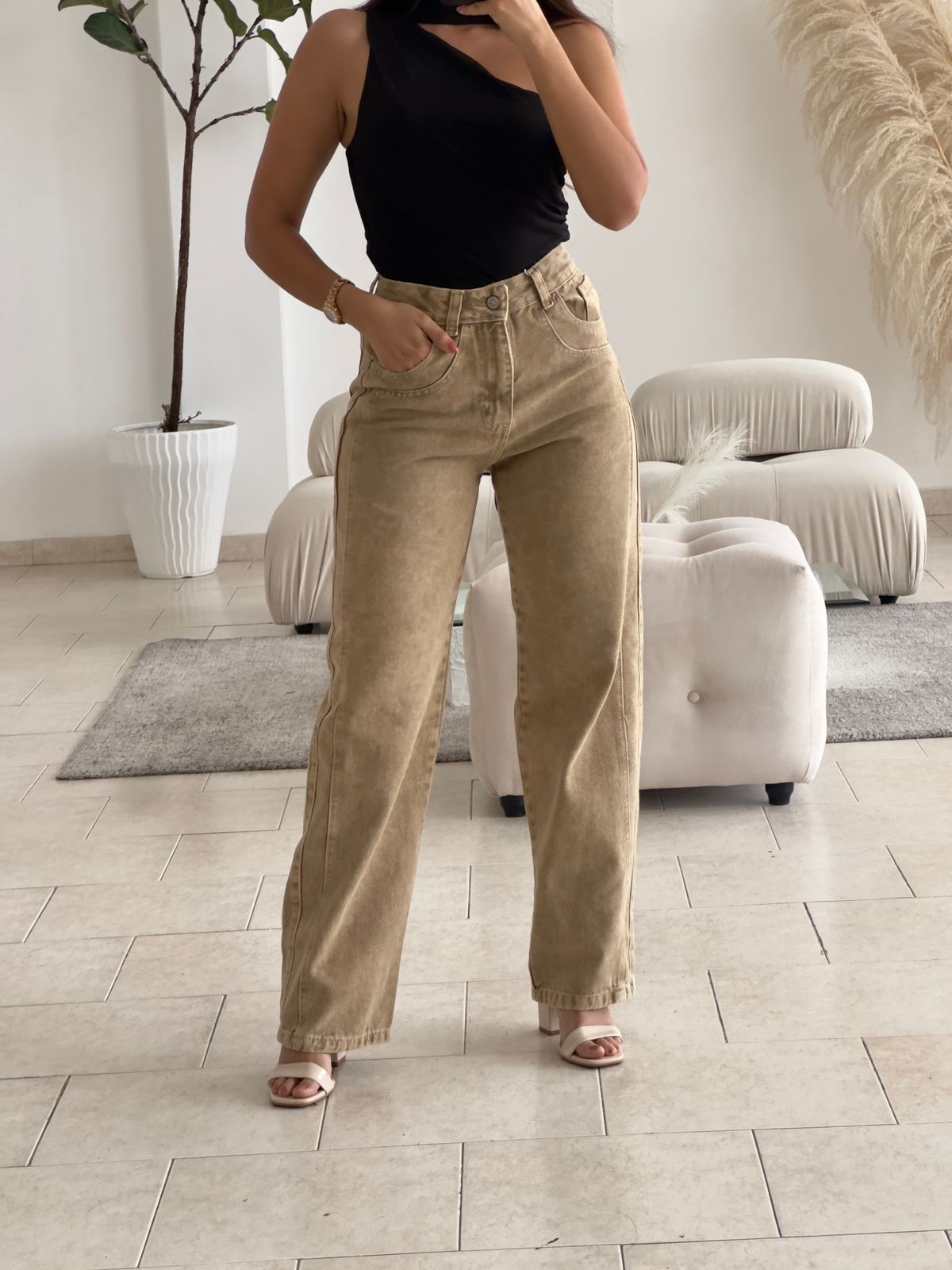 JEAN TIRO ALTO RIGIDO MANCHADO DETALLES PIERNA