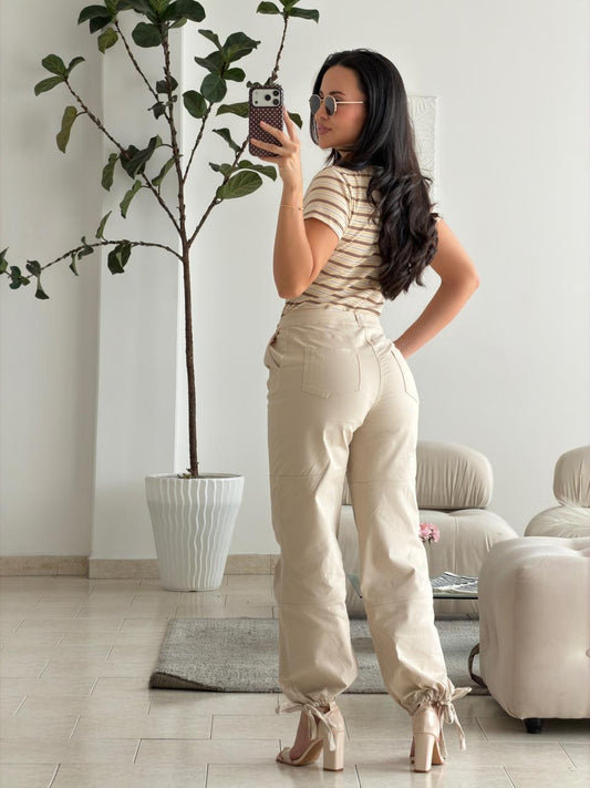 PANTALON EN TELA DRILL PRETINA DETALLE BOTA ENCAUCHADA