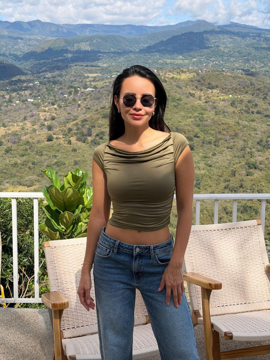 BLUSA EN TELA DOBLE PLIEGUES VERDE OLIVA